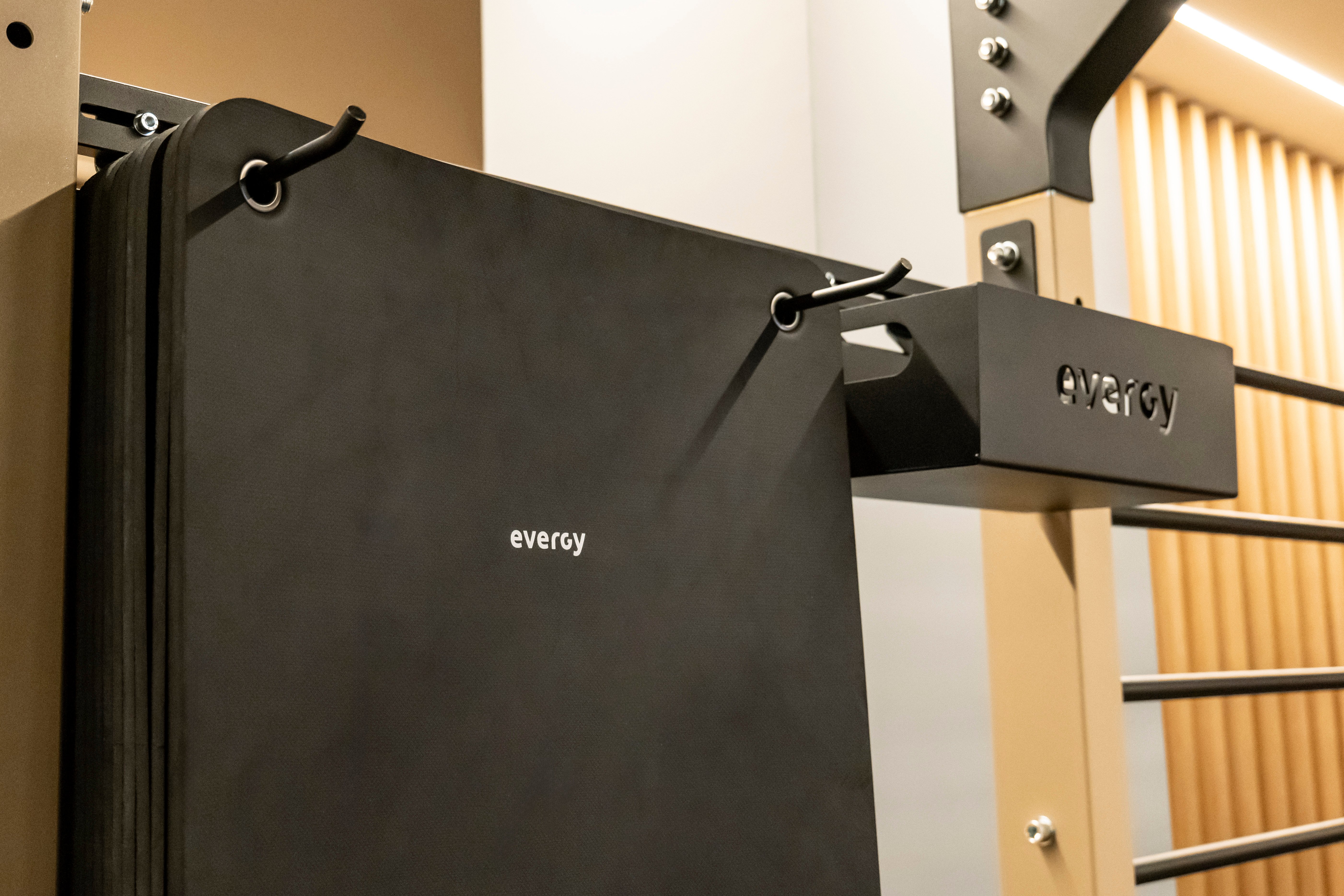 Soporte de pared Élite evergy para colchonetas de entrenamiento