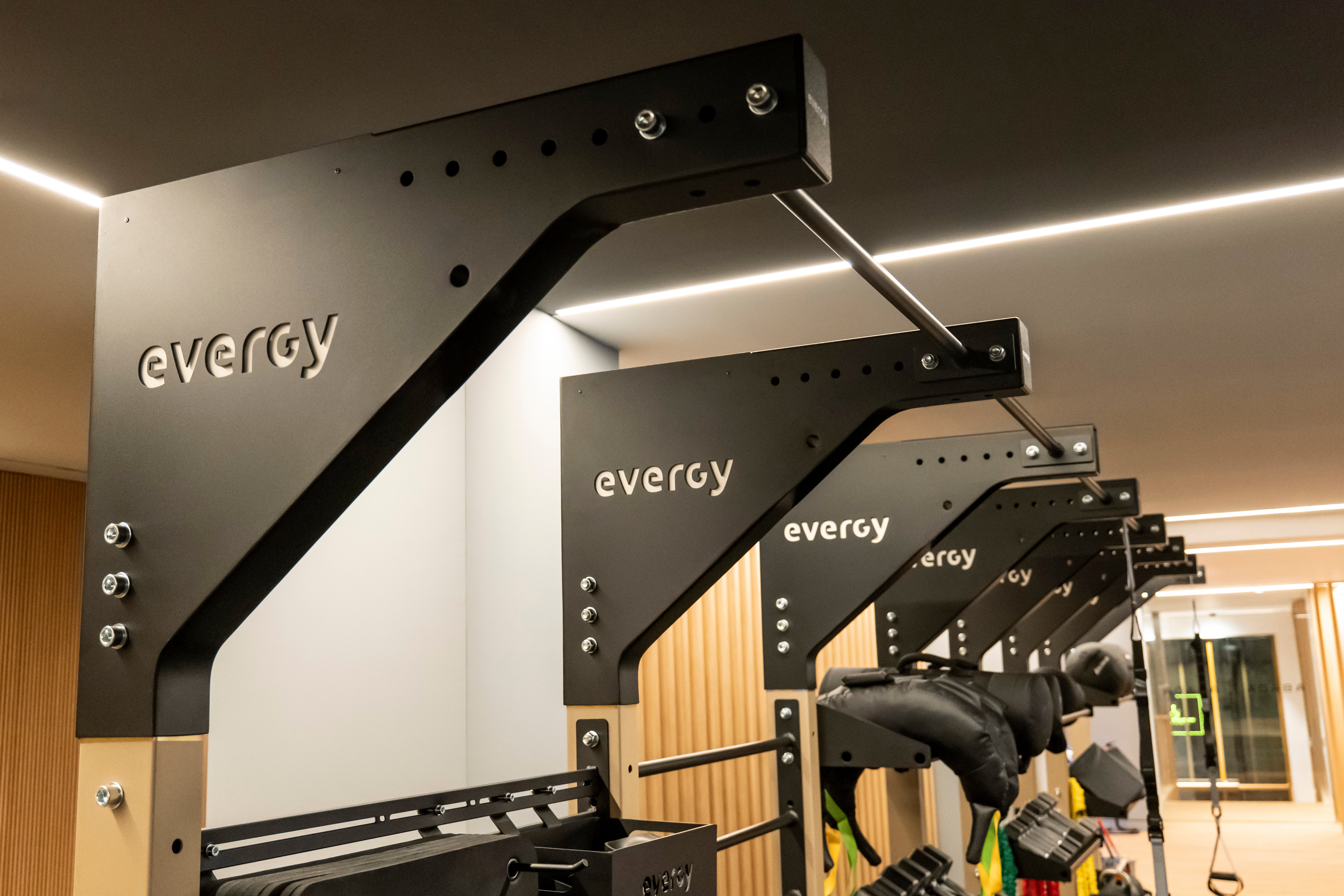 Estructura modular evergy para entrenamiento funcional en sala de fitness moderna