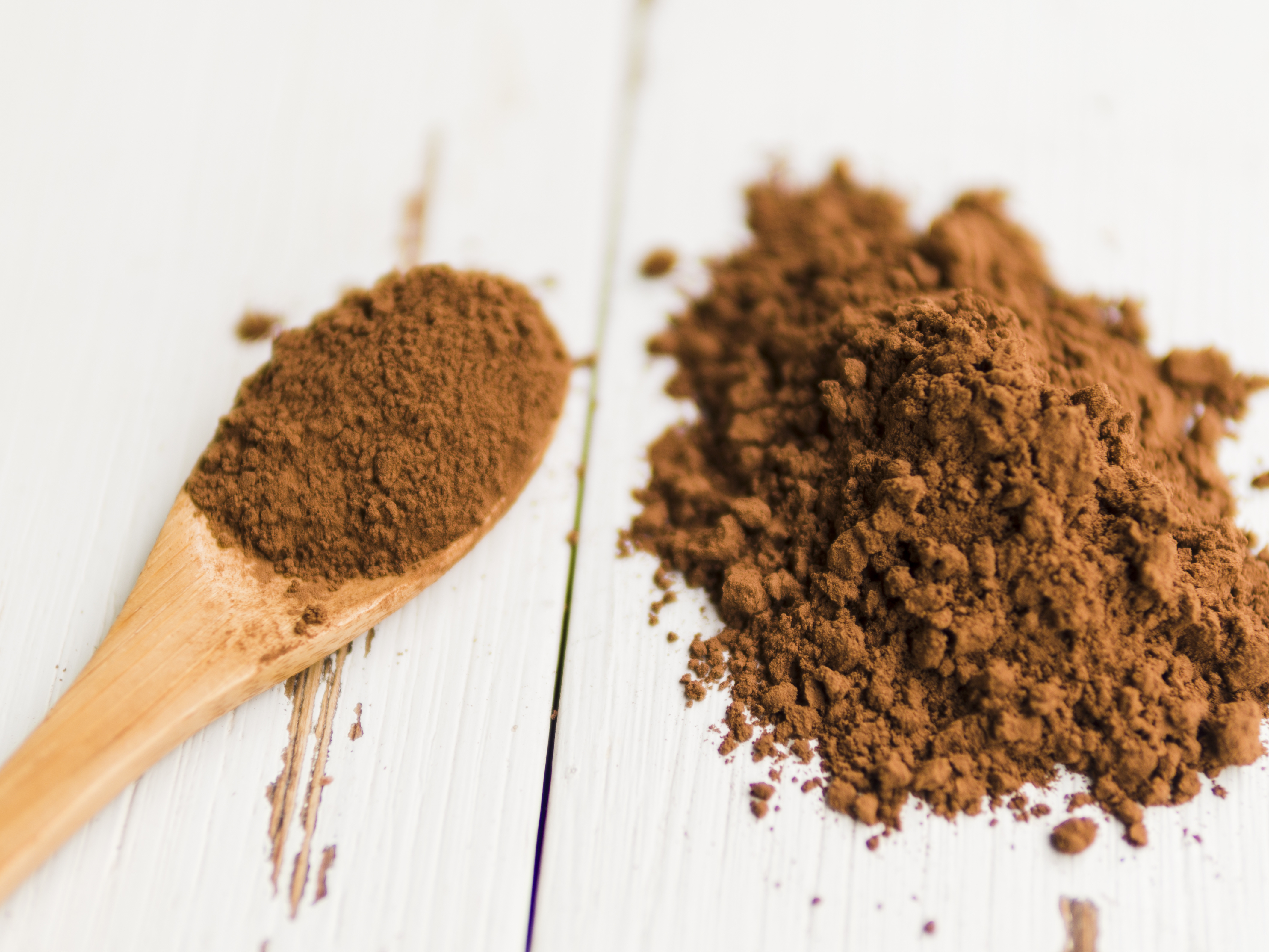 heap-cocoa-powder-table-wooden-spoon